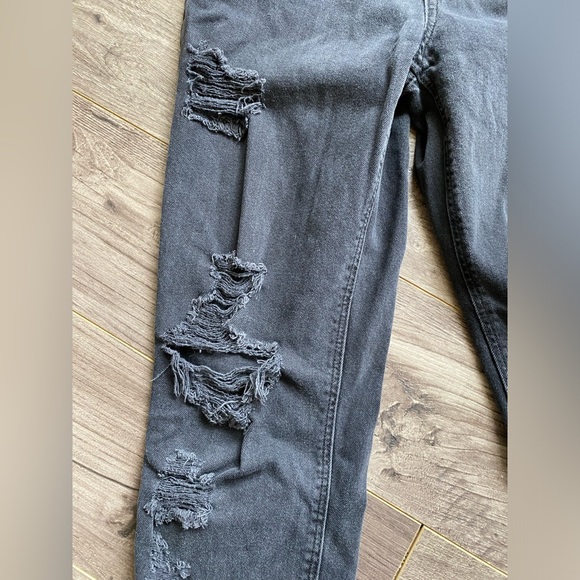 American Eagle super distressed high rise black cropped mom jeans - Picture 4 of 16